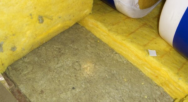 Yellow insulation wool is often used in attics. Old products may contain hazardous artificial mineral fibers (AMF). | © CRB Analyse Service GmbH
